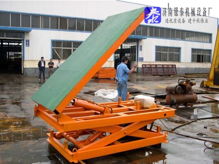 臺面翻轉(zhuǎn)升降機圖片