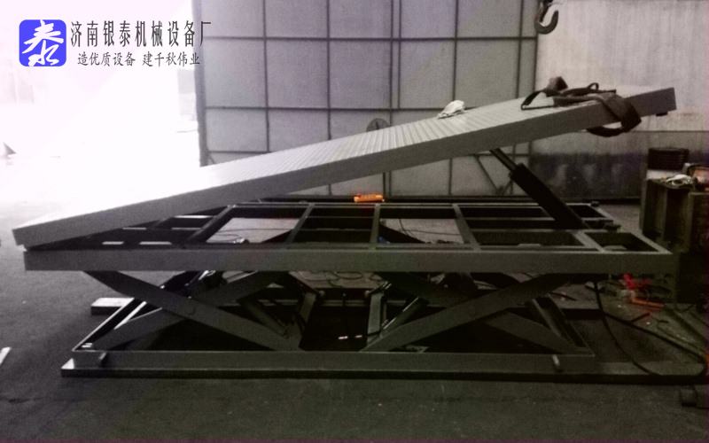 臺面翻轉(zhuǎn)升降機圖片