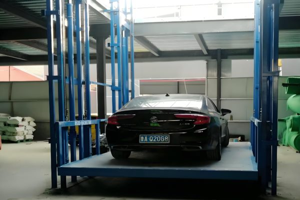 專業(yè)工廠液壓升降貨梯為工廠貨物搬運保駕護航